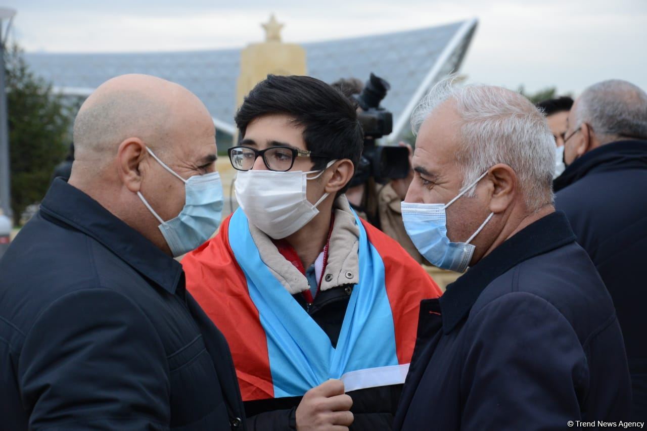 Azerbaijani refugees from Kalbajar visit Martyrs Alley (PHOTO)