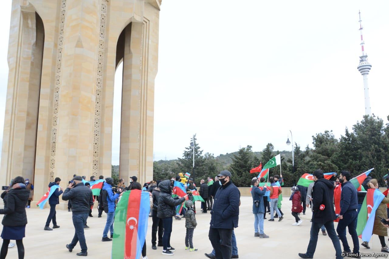 Azerbaijani refugees from Kalbajar visit Martyrs Alley (PHOTO)