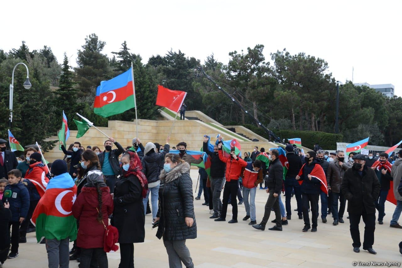 Azerbaijani refugees from Kalbajar visit Martyrs Alley (PHOTO)