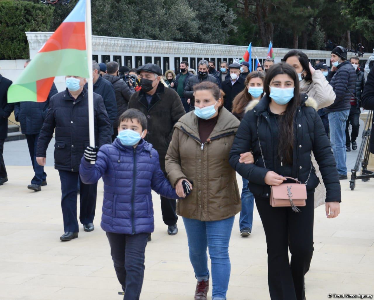 Azerbaijani refugees from Kalbajar visit Martyrs Alley (PHOTO)