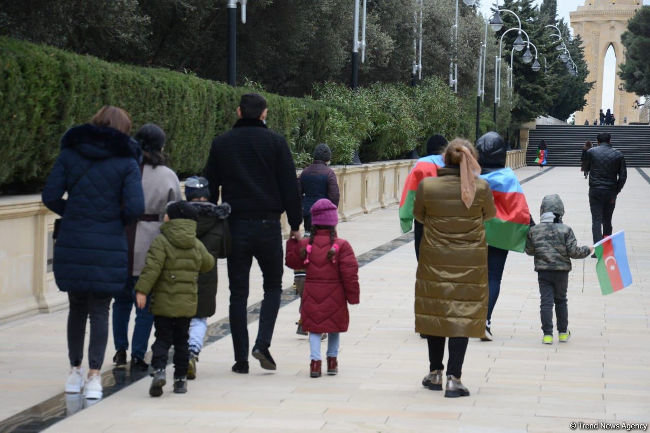 Azerbaijani refugees from Kalbajar visit Martyrs Alley (PHOTO)