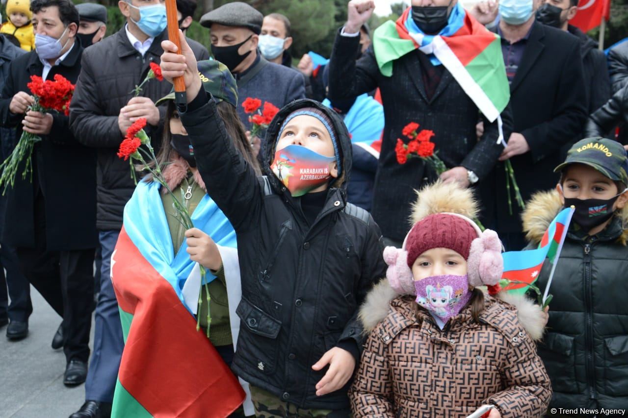 Azerbaijani refugees from Kalbajar visit Martyrs Alley (PHOTO)