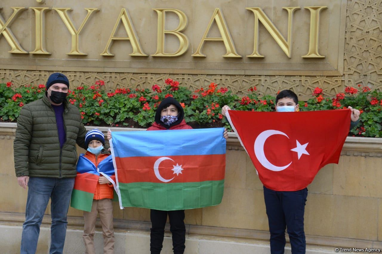 Azerbaijani refugees from Kalbajar visit Martyrs Alley (PHOTO)