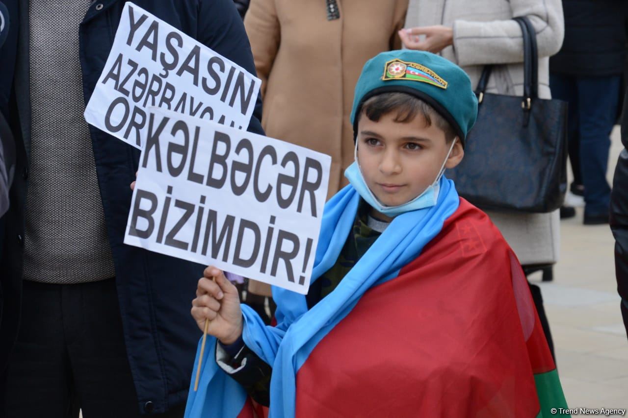 Azerbaijani refugees from Kalbajar visit Martyrs Alley (PHOTO)