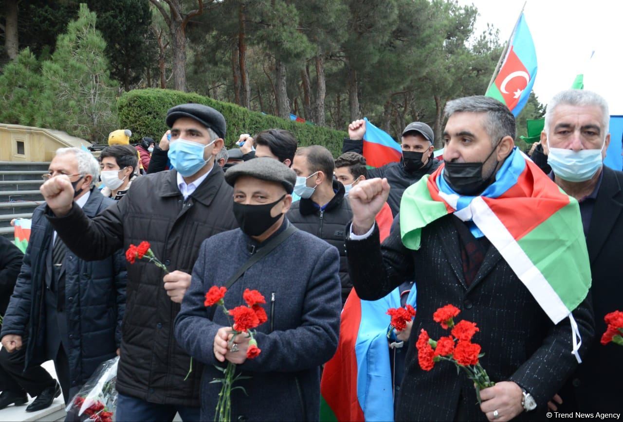 Azerbaijani refugees from Kalbajar visit Martyrs Alley (PHOTO)