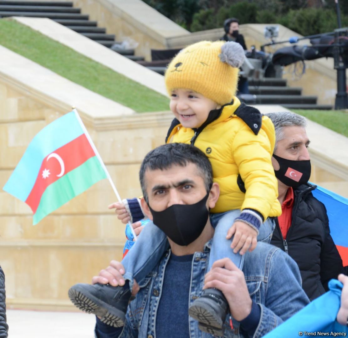 Azerbaijani refugees from Kalbajar visit Martyrs Alley (PHOTO)
