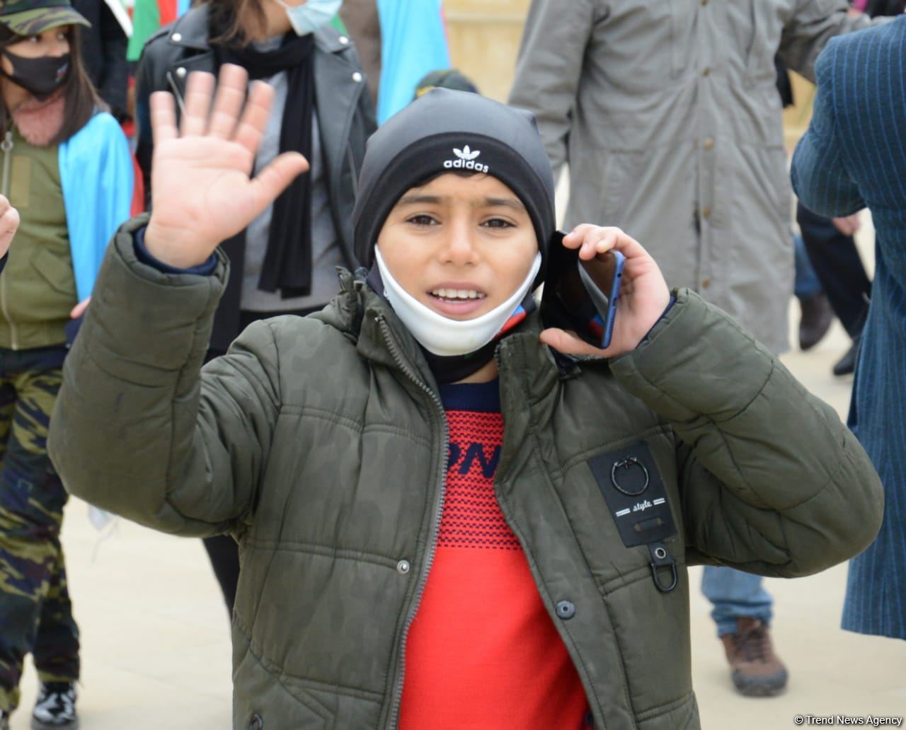 Azerbaijani refugees from Kalbajar visit Martyrs Alley (PHOTO)