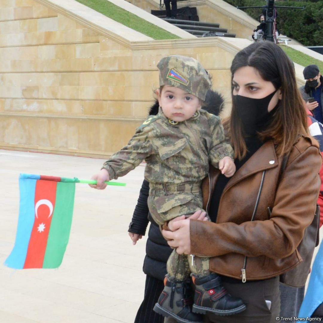 Azerbaijani refugees from Kalbajar visit Martyrs Alley (PHOTO)