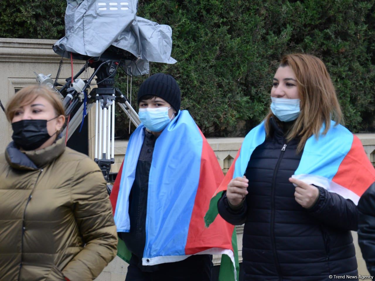 Azerbaijani refugees from Kalbajar visit Martyrs Alley (PHOTO)