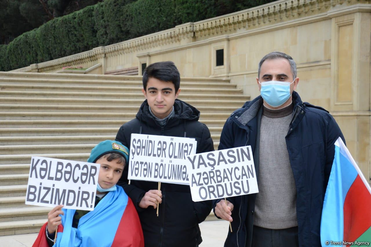 Azerbaijani refugees from Kalbajar visit Martyrs Alley (PHOTO)
