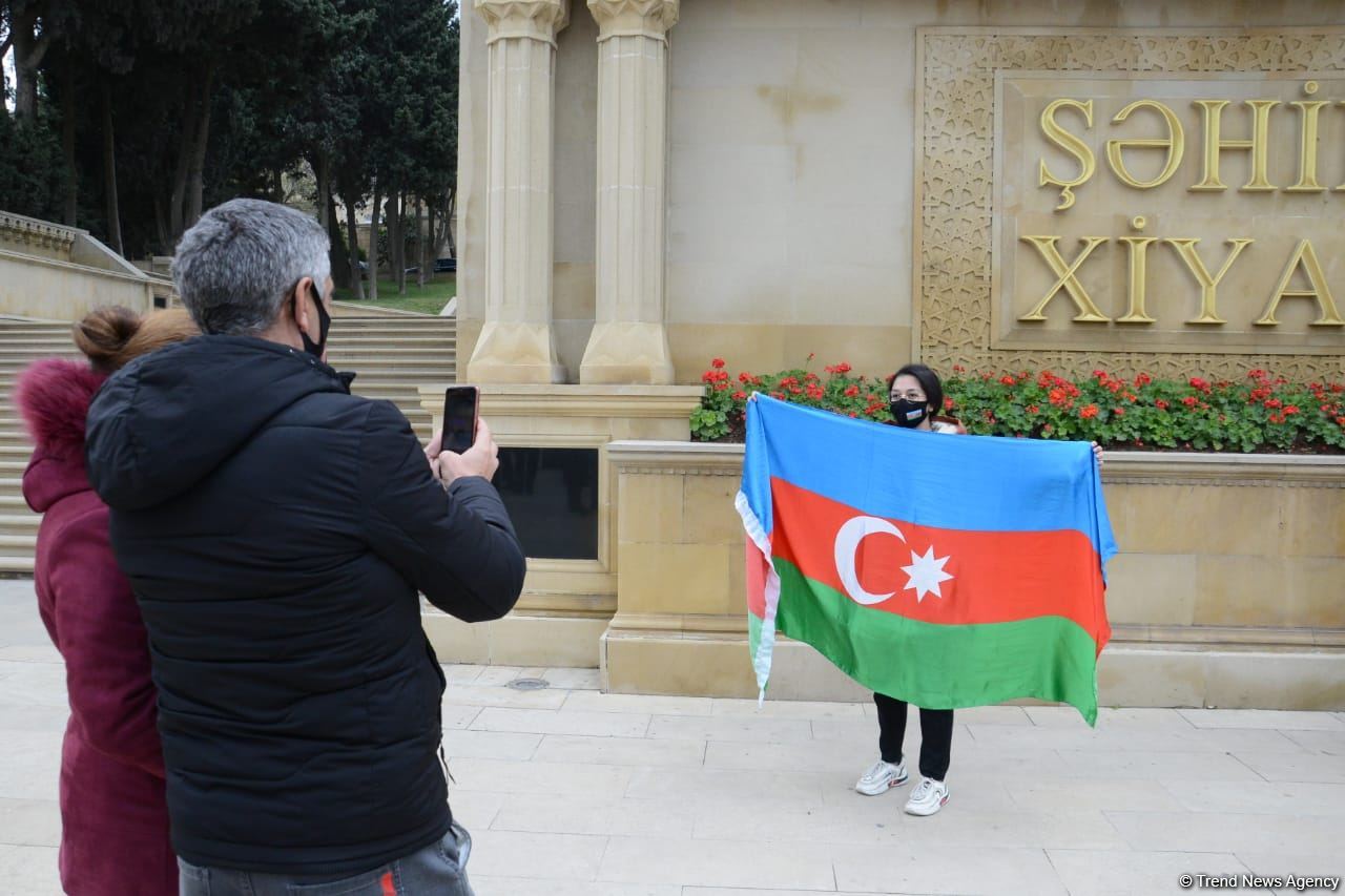 Azerbaijani refugees from Kalbajar visit Martyrs Alley (PHOTO)