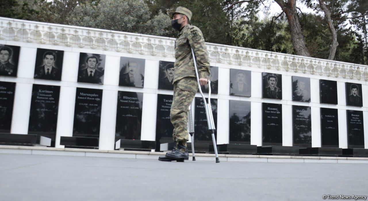 Azerbaijani refugees from Kalbajar visit Martyrs Alley (PHOTO)