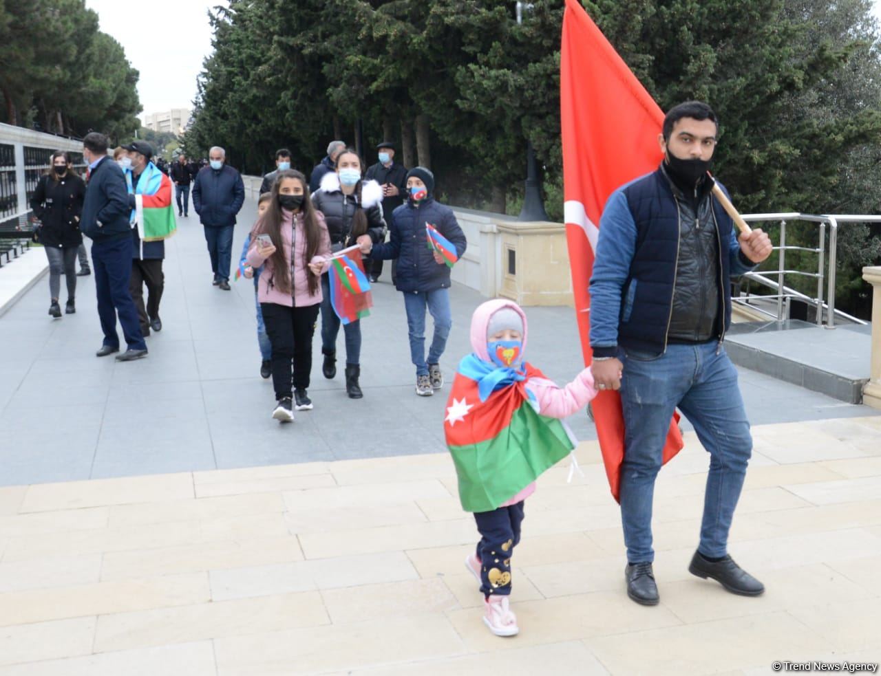 Azerbaijani refugees from Kalbajar visit Martyrs Alley (PHOTO)