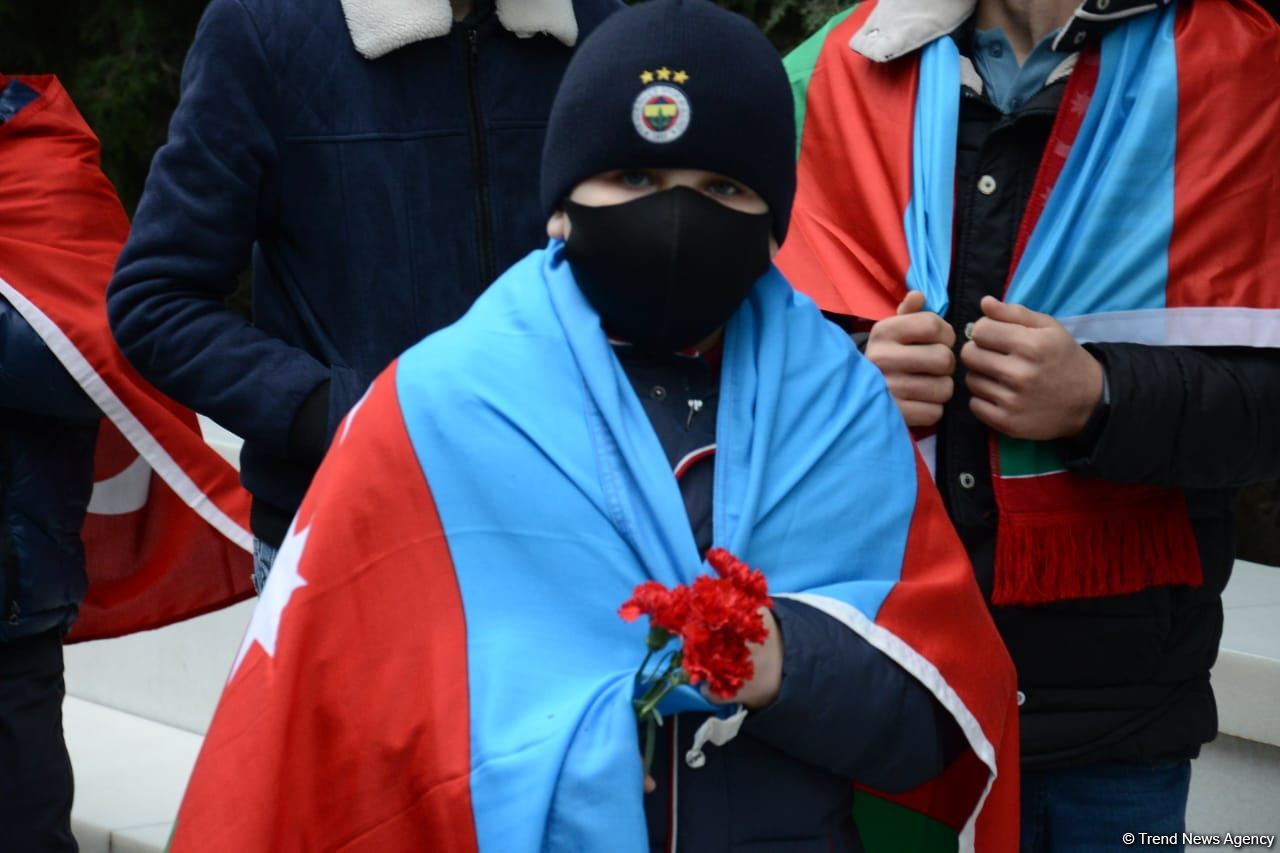 Azerbaijani refugees from Kalbajar visit Martyrs Alley (PHOTO)