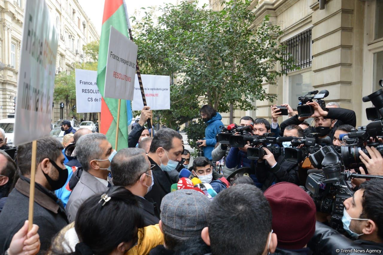 Protesters give statement in front of French embassy in Baku (PHOTO/VIDEO)