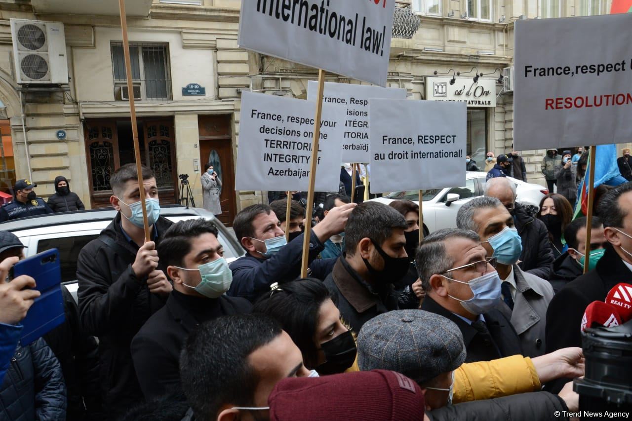 Protesters give statement in front of French embassy in Baku (PHOTO/VIDEO)