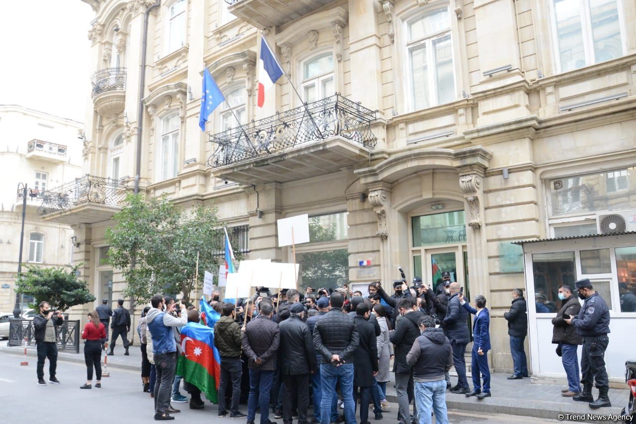 Protesters give statement in front of French embassy in Baku (PHOTO/VIDEO)