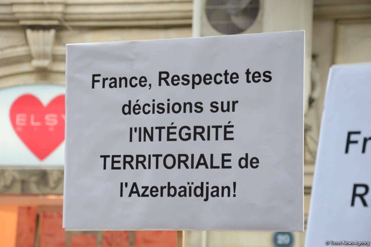 Protesters give statement in front of French embassy in Baku (PHOTO/VIDEO)