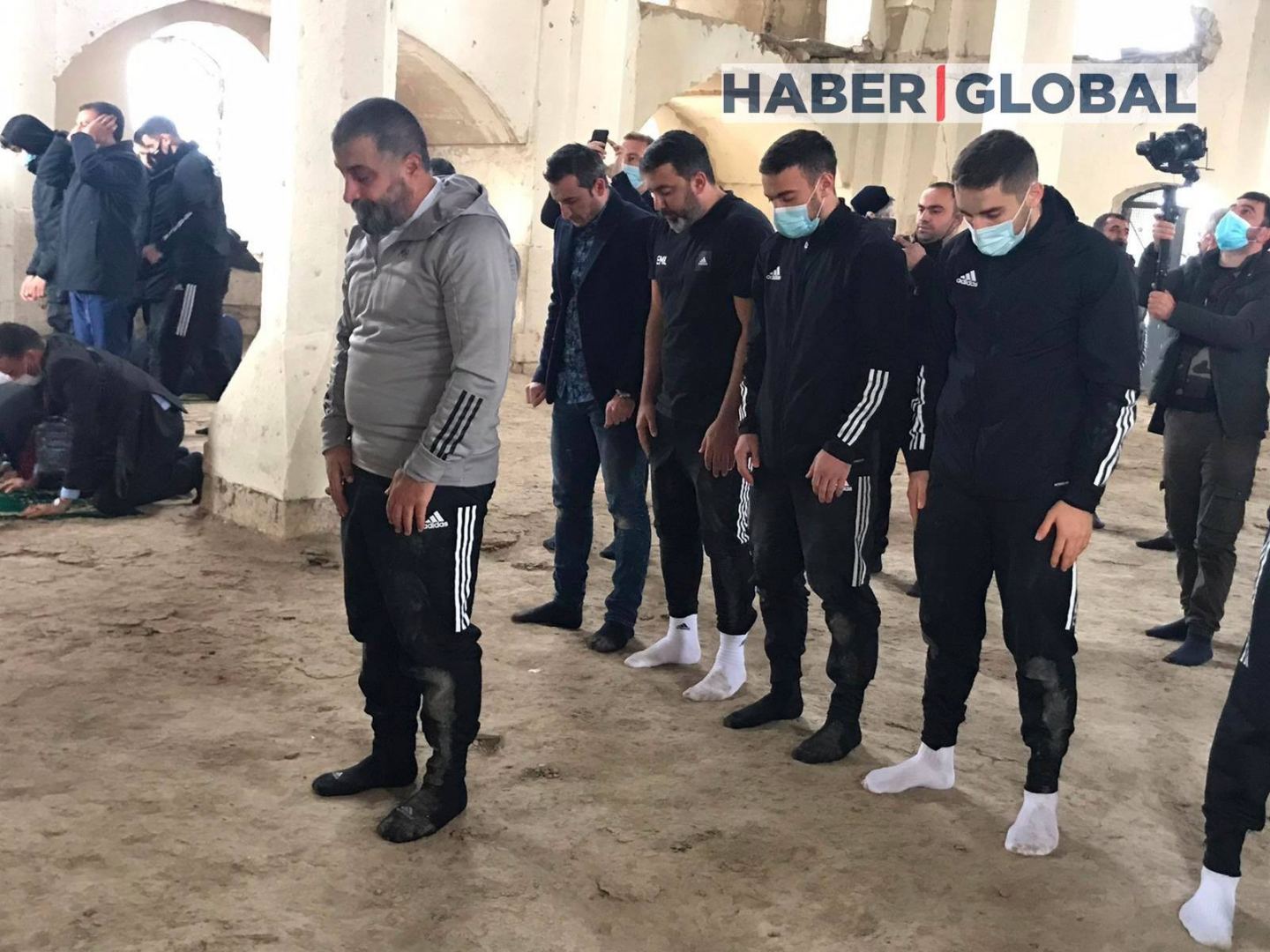 Футболисты "Карабаха" совершили намаз в Агдамской мечети, прозвучал мугам "Карабах шикестеси" (ВИДЕО, ФОТО)