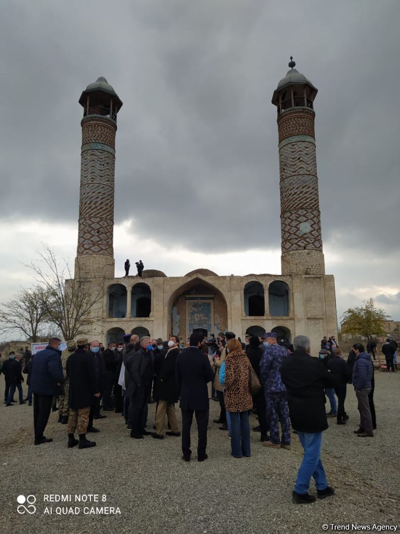 Футболисты "Карабаха" совершили намаз в Агдамской мечети, прозвучал мугам "Карабах шикестеси" (ВИДЕО, ФОТО)