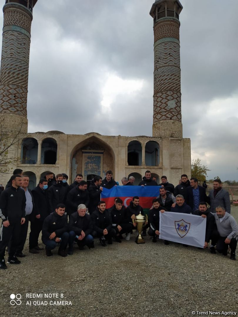 Футболисты "Карабаха" совершили намаз в Агдамской мечети, прозвучал мугам "Карабах шикестеси" (ВИДЕО, ФОТО)