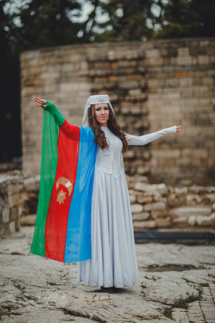Победные танцы перед Девичьей башей и Пламенными башнями в Баку (ВИДЕО, ФОТО)