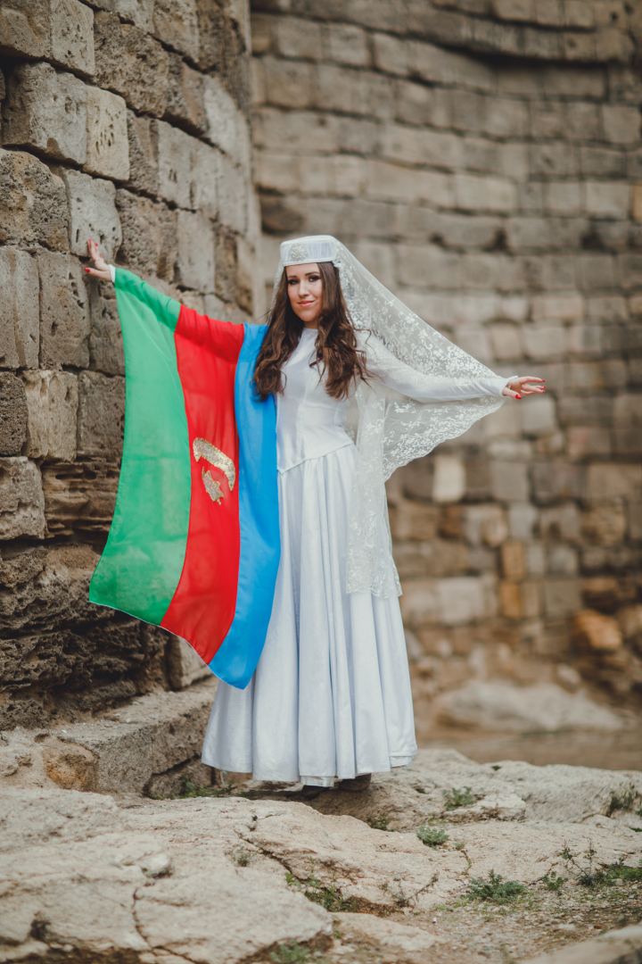 Победные танцы перед Девичьей башей и Пламенными башнями в Баку (ВИДЕО, ФОТО)