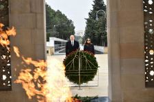 President Ilham Aliyev, first lady Mehriban Aliyeva pay tribute to Azerbaijani martyrs (PHOTO/VIDEO)