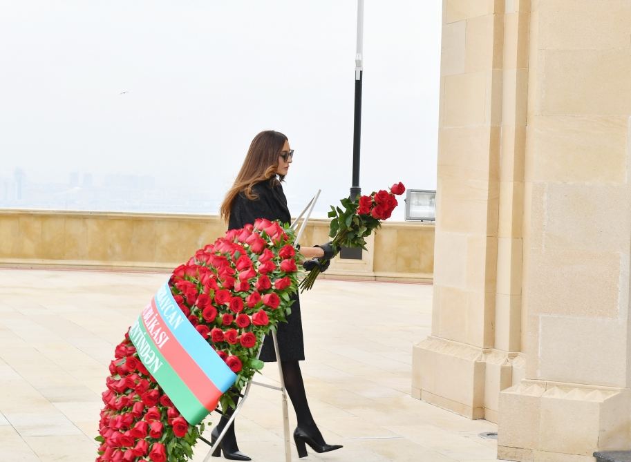 President Ilham Aliyev, first lady Mehriban Aliyeva pay tribute to Azerbaijani martyrs (PHOTO/VIDEO)