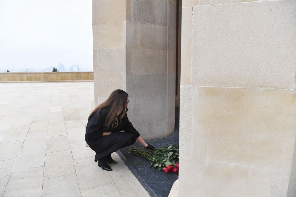 President Ilham Aliyev, first lady Mehriban Aliyeva pay tribute to Azerbaijani martyrs (PHOTO/VIDEO)