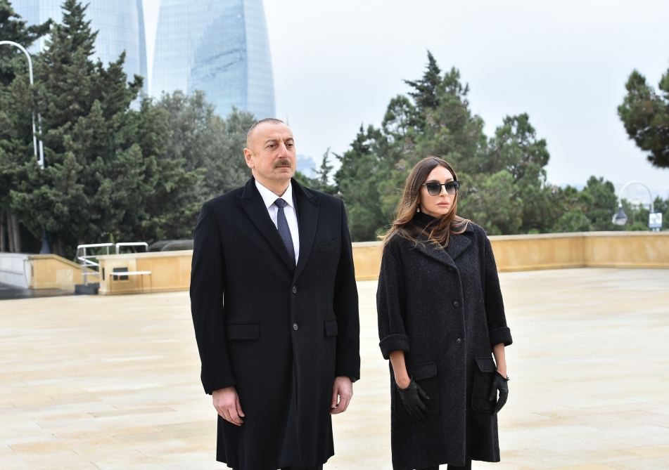 President Ilham Aliyev, first lady Mehriban Aliyeva pay tribute to Azerbaijani martyrs (PHOTO/VIDEO)