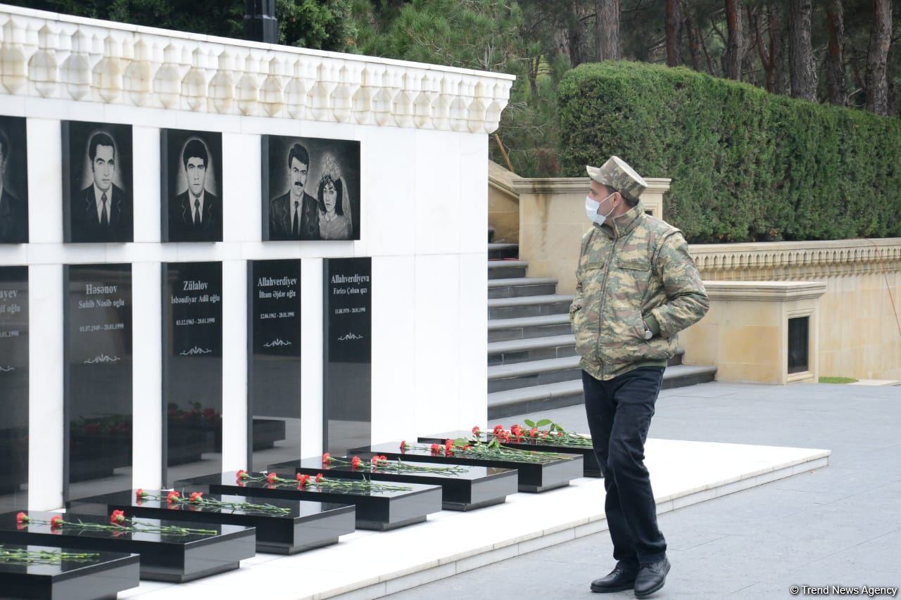 Azerbaijani public reveres memory of martyrs of Karabakh conflict (PHOTO)