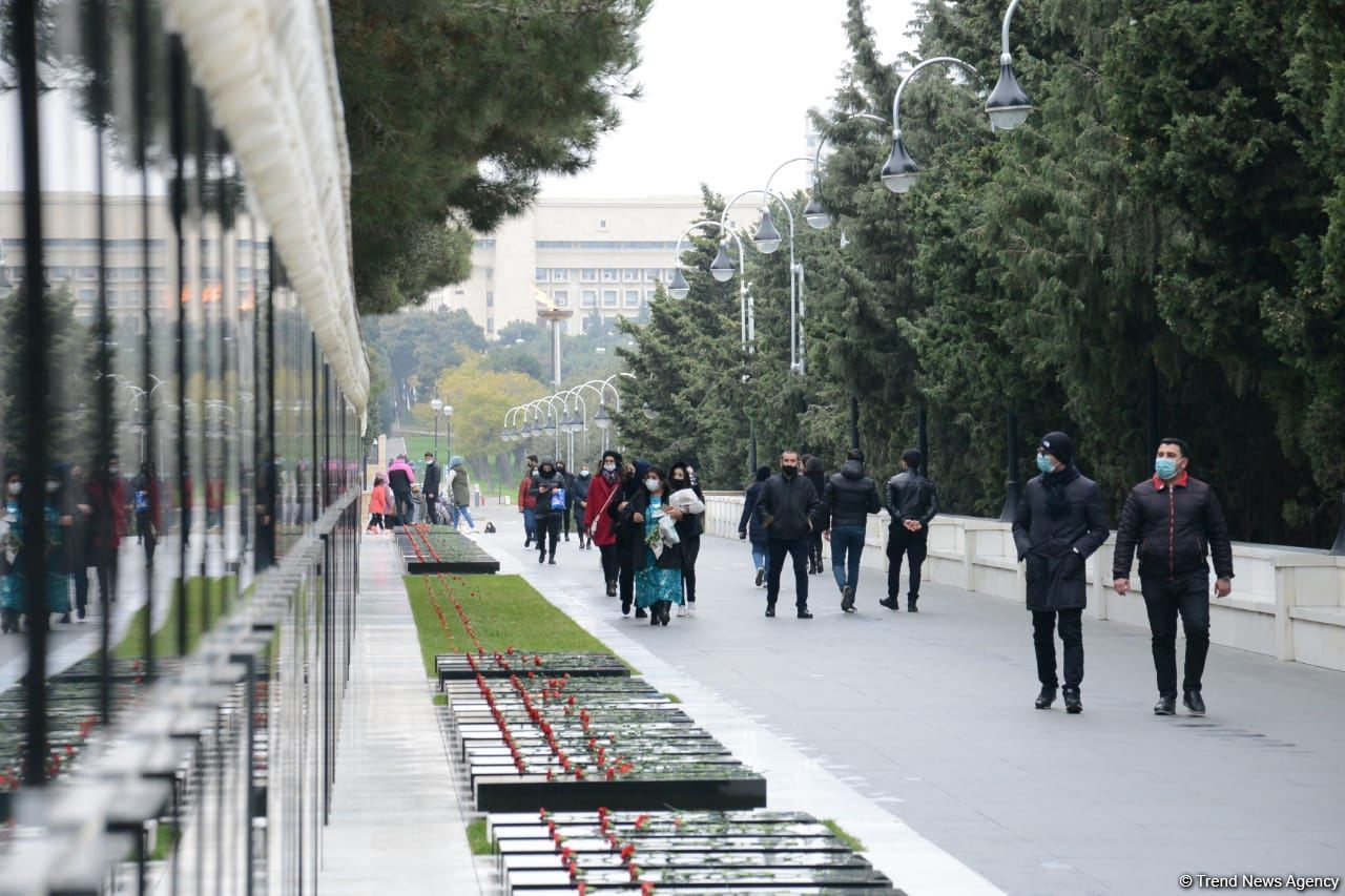 Azerbaijani public reveres memory of martyrs of Karabakh conflict (PHOTO)