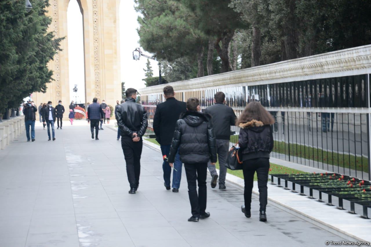 Azerbaijani public reveres memory of martyrs of Karabakh conflict (PHOTO)