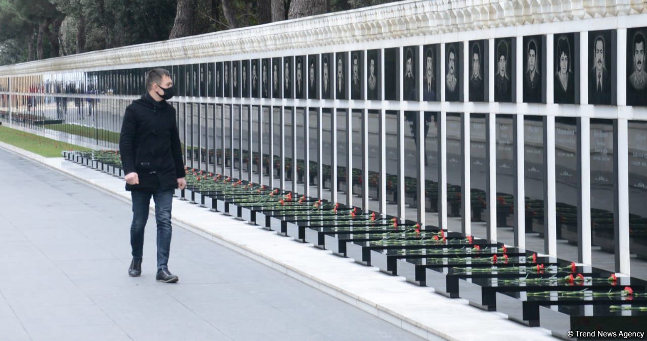 Azerbaijani public reveres memory of martyrs of Karabakh conflict (PHOTO)
