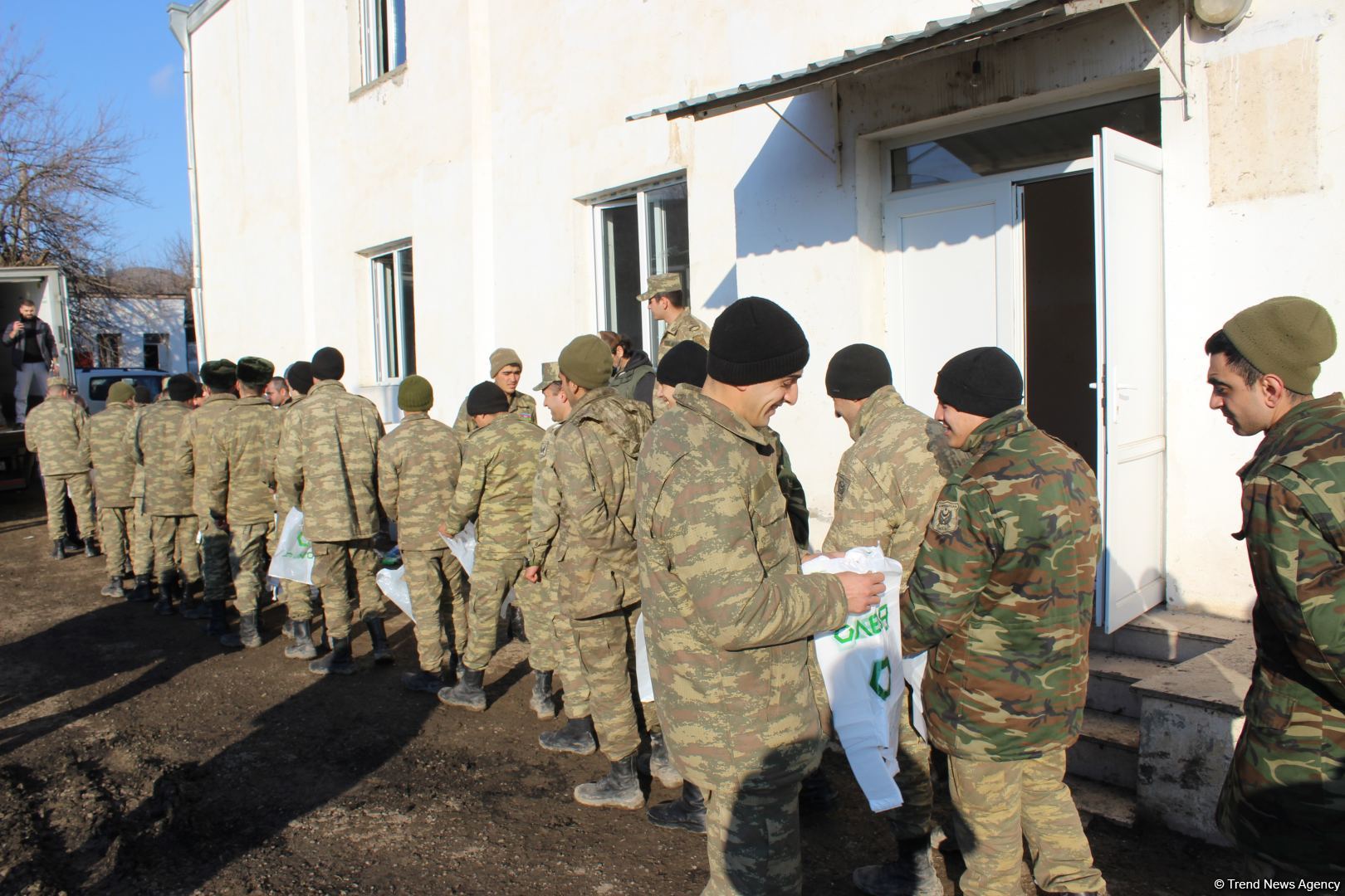 Фонд Гейдара Алиева и сеть супермаркетов Bravo доставили гостинцы солдатам в Агдаме (ФОТО)