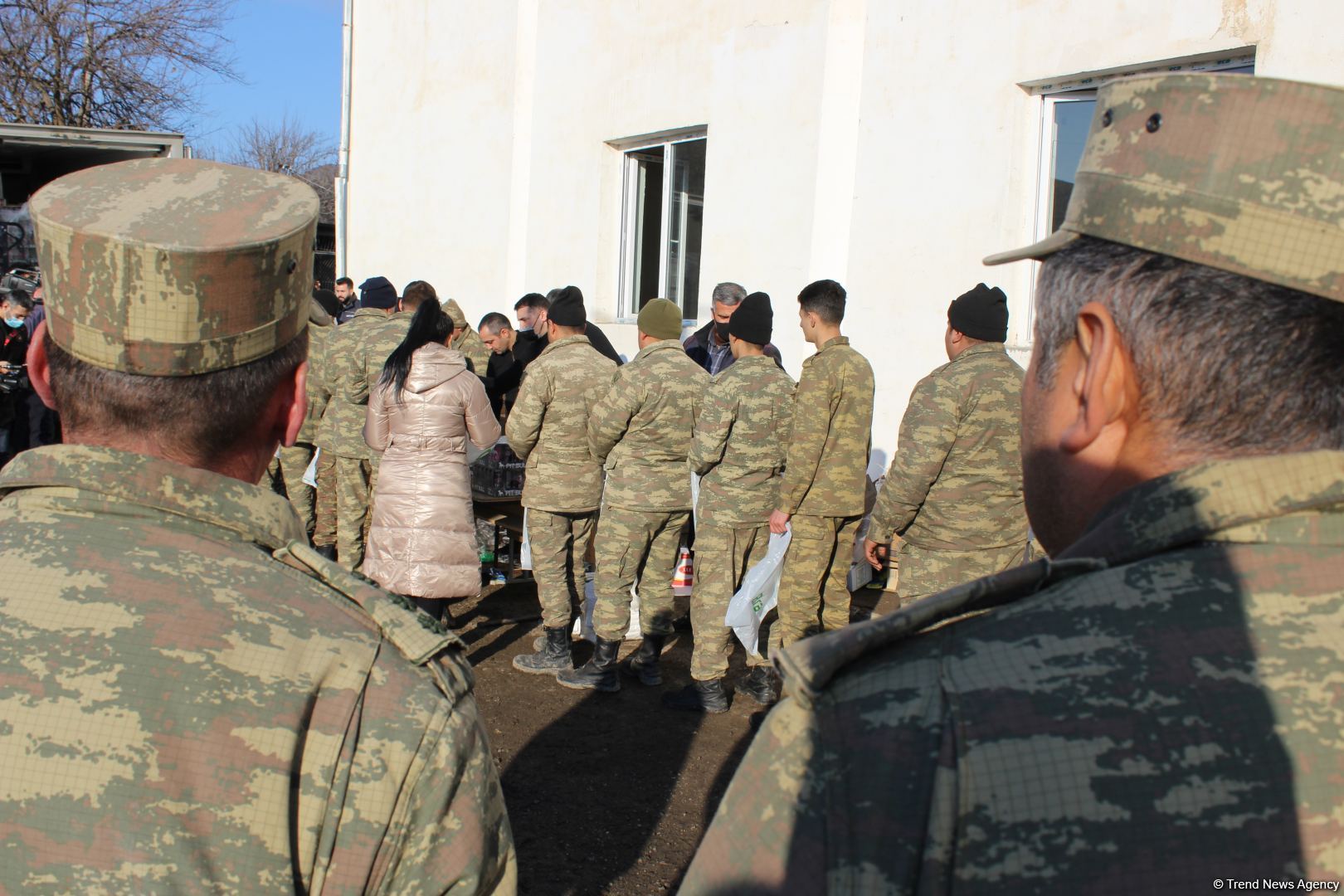 Фонд Гейдара Алиева и сеть супермаркетов Bravo доставили гостинцы солдатам в Агдаме (ФОТО)