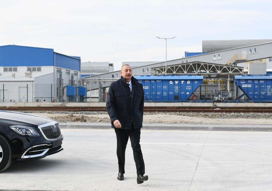 Президент Ильхам Алиев заложил фундамент двух заводов и открыл предприятие по производству листового стекла в Сумгайытском химическом промышленном парке (ФОТО/ВИДЕО)