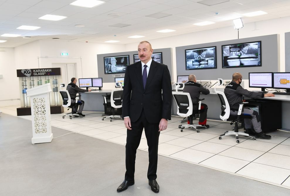 Президент Ильхам Алиев заложил фундамент двух заводов и открыл предприятие по производству листового стекла в Сумгайытском химическом промышленном парке (ФОТО/ВИДЕО)