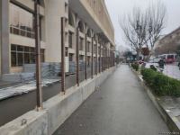Станция метро "Эльмляр Академиясы" огорожена в рамках работ по реконструкции (ФОТО)