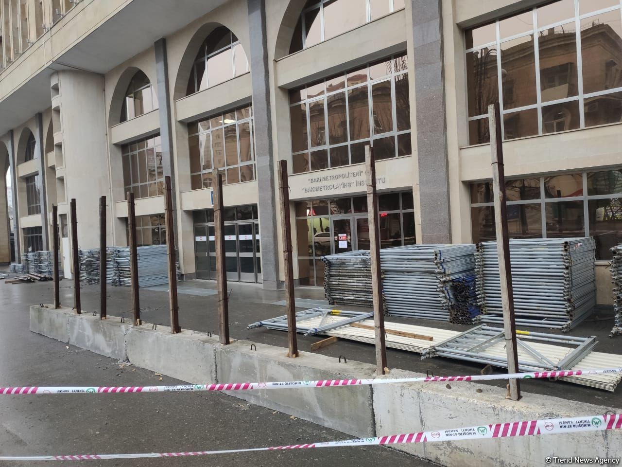 Станция метро "Эльмляр Академиясы" огорожена в рамках работ по реконструкции (ФОТО)