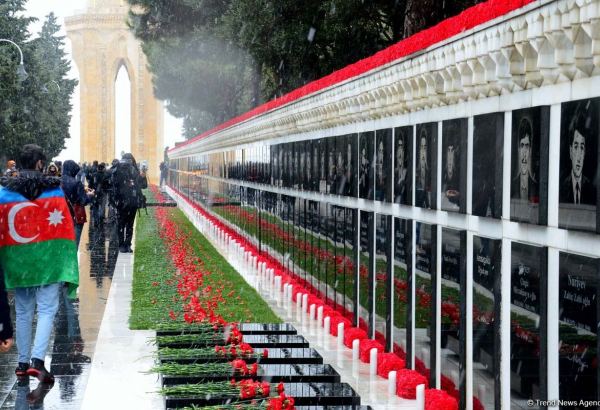 Azerbaijani people honoring memory of 20 January tragedy victims (PHOTOS)
