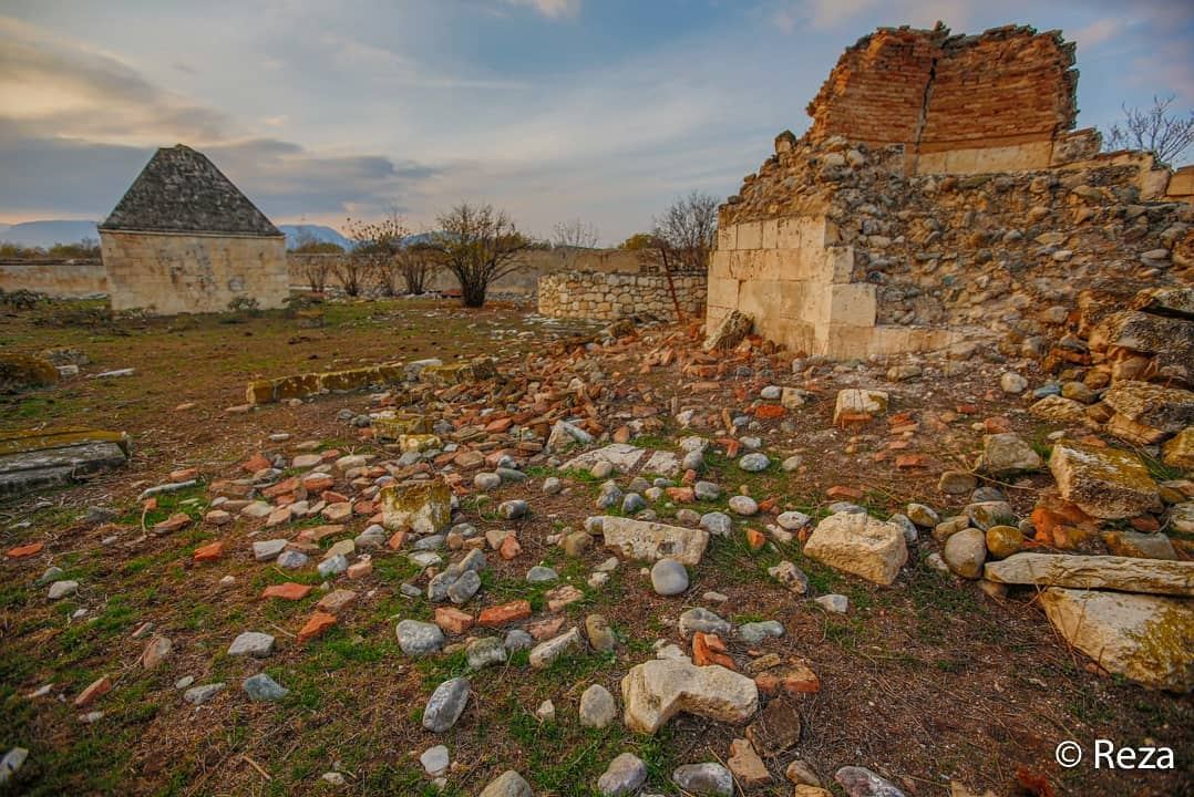Всемирно известный фотограф показал, как армяне разрушили памятник Натаван в Агдаме (ФОТО/ВИДЕО)