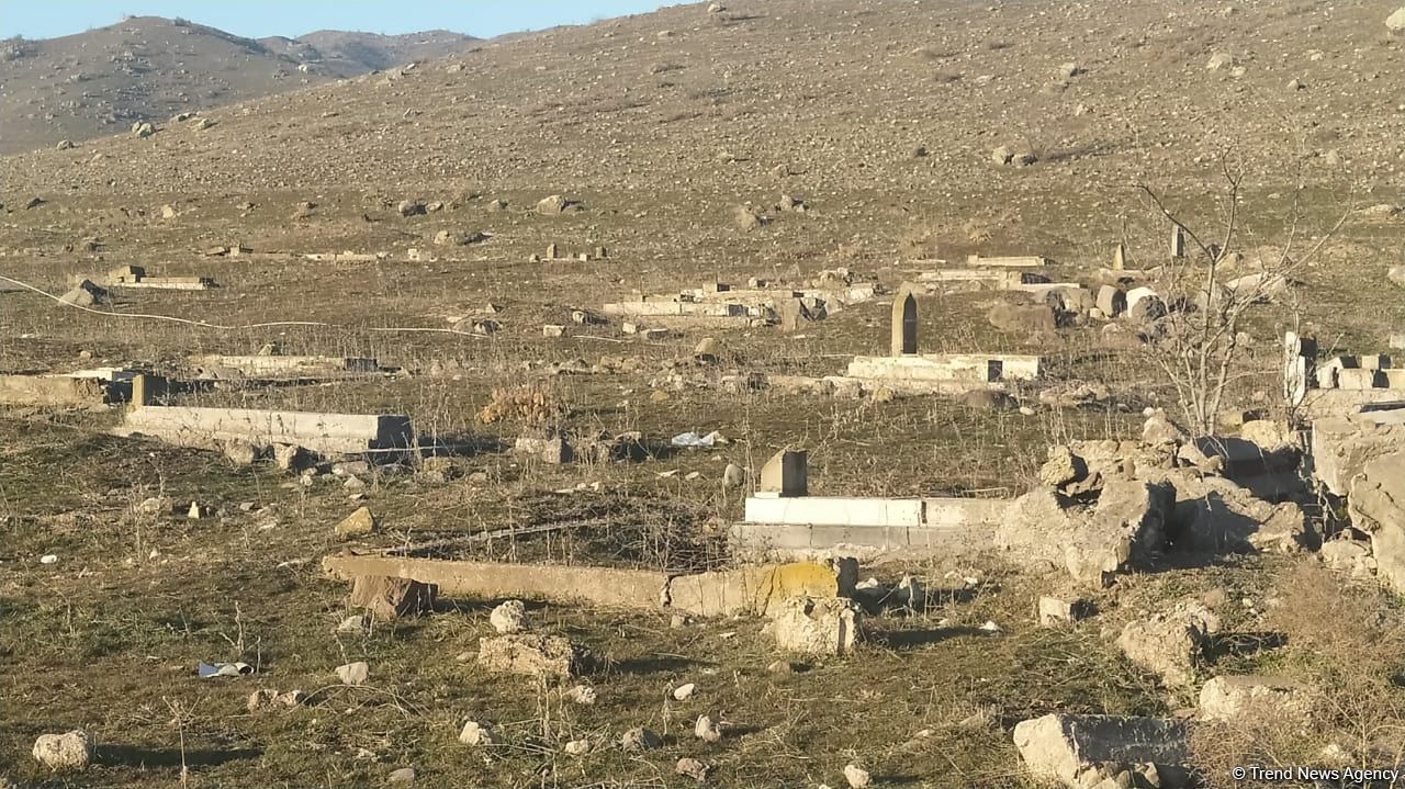 Разрушенное армянами кладбище в селе Сарай Губадлинского района (ФОТО)