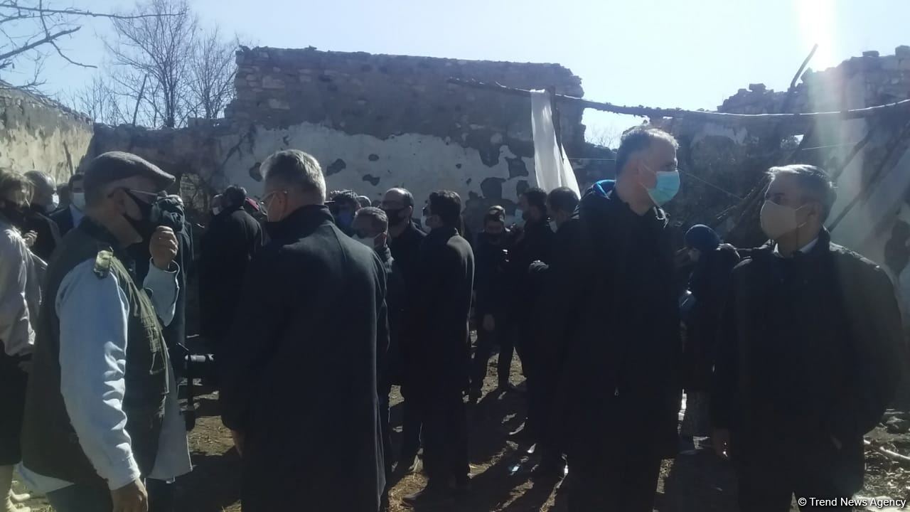 Представители дипкорпуса ознакомились с разрушенным армянами домом культуры в Джебраиле (ФОТО/ВИДЕО)