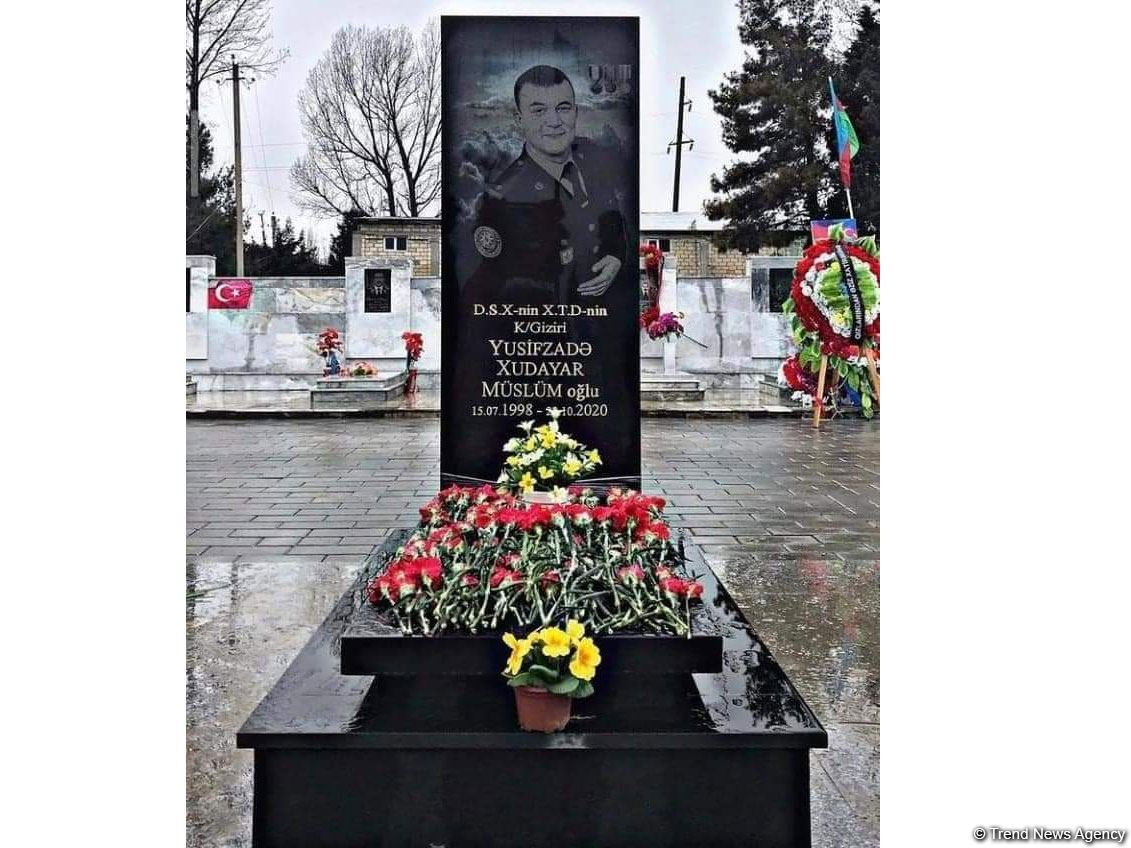В Барде установлены надгробия на могилы Худаяра Юсифзаде и других шехидов - репортаж Trend TV