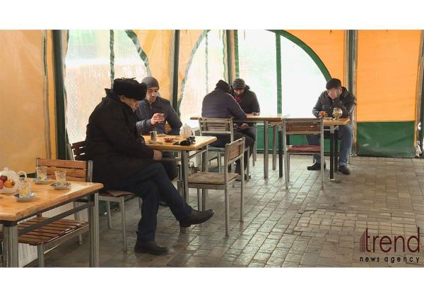 Нуждающиеся в тепле лица обращаются в убежища в Баку (ФОТО)
