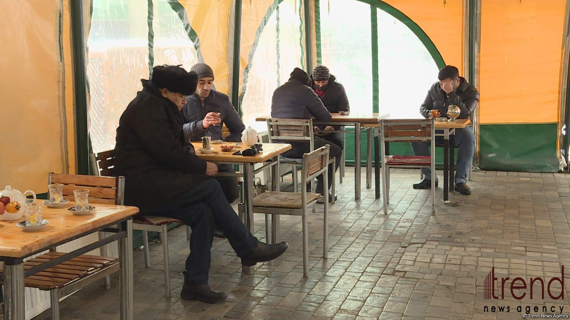 Нуждающиеся в тепле лица обращаются в убежища в Баку (ФОТО)