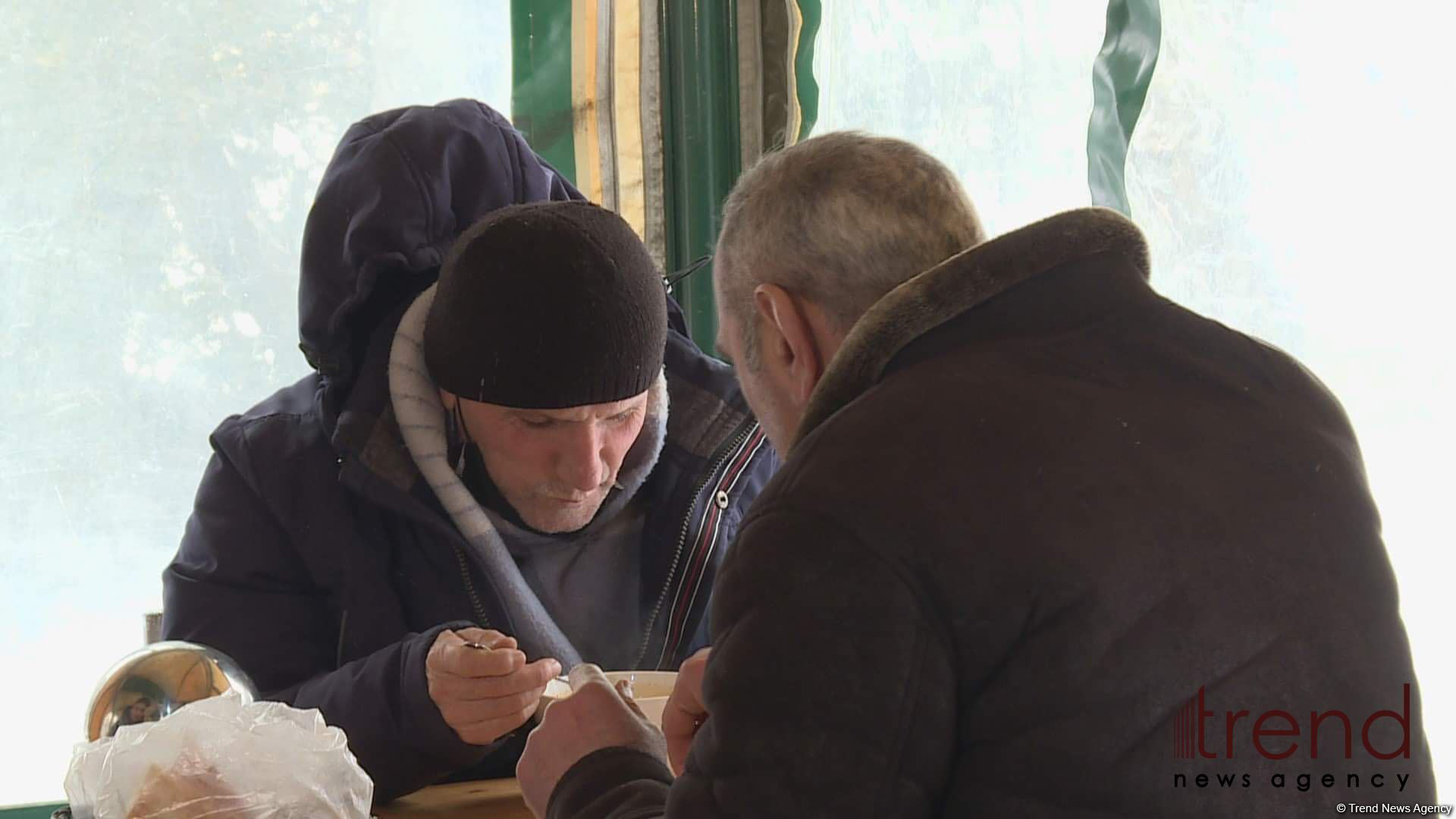 Нуждающиеся в тепле лица обращаются в убежища в Баку (ФОТО)