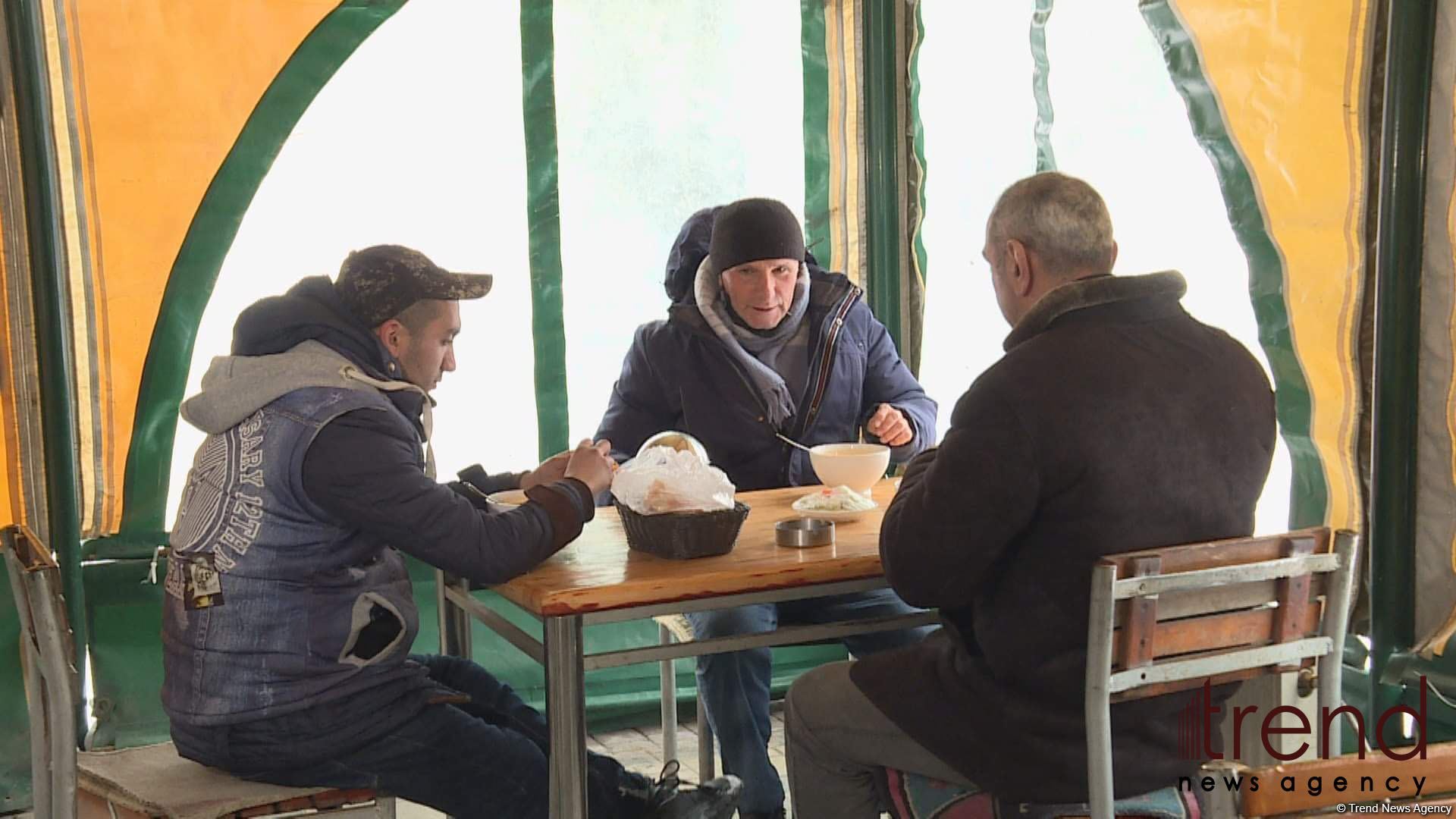 Нуждающиеся в тепле лица обращаются в убежища в Баку (ФОТО)